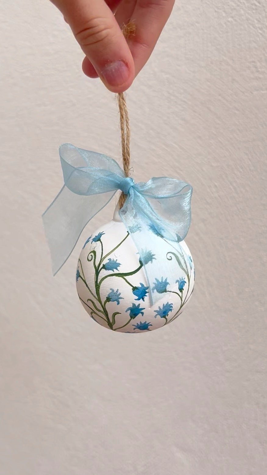 Bola de Navidad pintada a mano - Nuria Benet